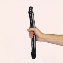 Charger l'image dans la galerie, Le double dong noir est réaliste en matière PVC agréable pour vos pénétrations longues.