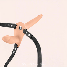 Charger l'image dans la galerie, Un gode ceinture chair vibrant qui sera porté par une femme, pour quelle raison ? Tout simplement car il est muni de 2 godes en silicone de haute qualité.