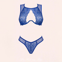 Charger l'image dans la galerie, Un petit bijou pendentif est sur l'armatures du soutien-gorge en dentelle bleu transparente.