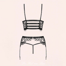Charger l'image dans la galerie, L'ensemble en dentelle noir comprend le soutien-gorge, le porte-jarretelles et le string.