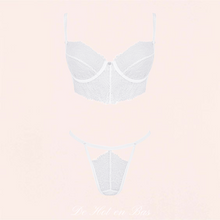 Charger l'image dans la galerie, Les bretelles de l'ensemble de lingerie deux pièces en dentelle blanche comporte deux bretelles réglables pour un ajustement de votre poitrine.