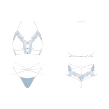Charger l'image dans la galerie, Vente ensemble de lingerie vendu en trois pièces comportant un soutien-gorge ouvert, un string en dentelle et lanières sexy et une jarretière érotique pour femme, disponible sur notre boutique de lingerie au meilleur prix.