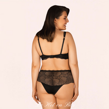 Charger l'image dans la galerie, Cultivez votre sensualité vêtue de dessous qui dévoilent votre sex-appeal, à prix doux toute l'année. Jouez de vos charmes et mettez vos atouts en valeur pour une séduction 100% garantie.