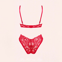 Charger l'image dans la galerie, Le soutien-gorge asymétrique en dentelle rouge romantique s'ajuste avec deux bretelles élastiques réglables et se ferme dans le dos par agrafes pour un maintien de votre poitrine.