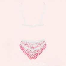 Charger l'image dans la galerie, Le culotte est fabriqué à partir de dentelle fine, souple et douce au toucher pour un confort pendant le port de cet ensemble de lingerie chic et glamour pour femme.