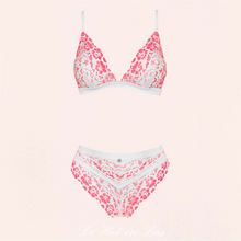 Charger l'image dans la galerie, Vente lingerie pour femme en dentelle blanche et motif floral dans les couleurs de rose plus ou moins foncés.