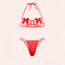 Charger l'image dans la galerie, Le soutien-gorge de l'ensemble de la collection Mania de couleur rouge se ferme au niveau du coup avec un nœud et à clip à l'arrière au niveau du dos.