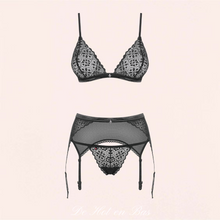 Charger l'image dans la galerie, Ensemble de lingerie en dentelle noir de la collection Lucie pour femme.