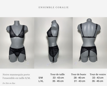 Charger l'image dans la galerie, Notre ensemble en dentelle noire de la collection Coralie est disponible avec toute les mesures nécessaires pour bien choisir votre ensemble de lingerie sur notre site en ligne www.dehotenbas.com