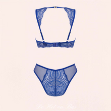 Charger l'image dans la galerie, Les bretelles du soutien-gorge en dentelle bleu transparent se ferme par agrafes à l'arrière du sous-vêtement.