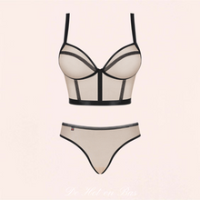 Charger l'image dans la galerie, L'ensemble de lingerie Nudelia est composé d'un soutien-gorge demi-corset et une culotte en tulle.