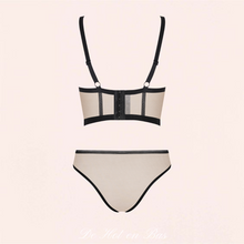 Charger l'image dans la galerie, Le soutien-gorge demi corset s'attache par agrafes au dos.