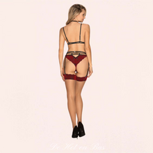 Charger l'image dans la galerie, Notre ensemble de lingerie en dentelle rouge et lanières noires est très coquin pour vos soirées érotiques avec votre partenaire.