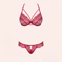 Charger l'image dans la galerie, Ensemble de lingerie en dentelle de couleur bordeaux pour femme.