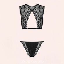 Charger l'image dans la galerie, Body agrémenté de dentelle noire ajourée aux ornements arrondis, festonnée autour des épaules et des cuisses.