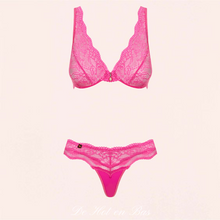 Charger l'image dans la galerie, Découvrez ce bel ensemble de lingerie en dentelle avec motif floral. Les bonnets souples à armatures sont confortable pour l'ensemble Lana.