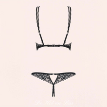 Charger l'image dans la galerie, String ouvert en dentelle noir, disponible en taille S/M et L/XL pour femme.