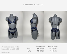 Charger l'image dans la galerie, Mesures disponibles pour cet ensemble de lingerie chic noir et bleu en dentelle.