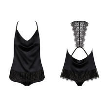 Charger l'image dans la galerie, Ce magnifique ensemble de nuit comporte deux pièces : un bustier et un shorty en tissu satiné et une dentelle fine et transparente avec du fil doré de la collection Agatya.