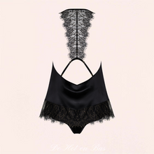 Charger l'image dans la galerie, L'ensemble de nuit en satin et dentelle noire très chic est disponible sur notre loveshop en ligne De Hot en Bas.