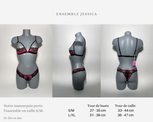 Charger l'image dans la galerie, Guide des tailles pour cet ensemble de lingerie ouvert très érotique pour femme en dentelle noire et rose.