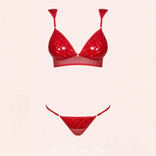 Charger l'image dans la galerie, Notre ensemble de lingerie pour femme de la collection Hunteria est parfaite pour une soirée romantique en rouge brillant.