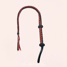 Charger l'image dans la galerie, Fouet fétichiste en cuir daim tressé noir et rouge pour moments SM avec votre partenaire.