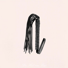 Charger l'image dans la galerie, Fouet fétichiste en simili cuir noir pour fouetter votre partenaire pour punition.
