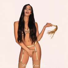 Charger l'image dans la galerie, Le martinet Arty en simili cuir doré est un objet indispensable pour vos jeux BDSM ou de rôle.