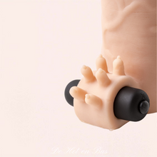 Charger l'image dans la galerie, Pour accroître encore l'intensité, un bullet vibrant se loge à la base pour apporter des vibrations et ses ergots viendront simultanément stimuler le clitoris de votre partenaire.