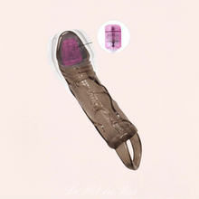 Charger l'image dans la galerie, Cette gaine de pénis de haute qualité pour vos rapports intimes en couple contient une tête vibrante au niveau du gland.