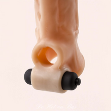 Charger l'image dans la galerie, La gaine de pénis réaliste est fourni avec le petit bullet noir vibrant pour une pénétration vibrante pendant vos rapports.