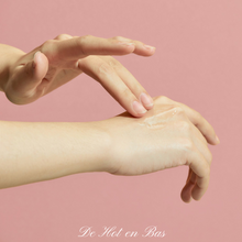 Charger l'image dans la galerie, Ce gel lubrifiant aux extraits naturels de la collection Bijoux Indiscrets est considéré comme un produit bien être de luxe pour vos moments intimes solo ou à plusieurs.