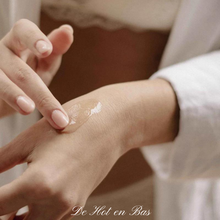 Charger l'image dans la galerie, Dans une étude de 2013, l'utilisation de lubrifiant a été associée à des niveaux plus élevés de plaisir et de satisfaction sexuels, tant pour la masturbation en solo que pour les activités sexuelles en couple. 90 % des participants étaient d'accord ou tout à fait d'accord pour dire que le lubrifiant rendait les rapports sexuels "plus confortables", "plus agréables" et tout simplement "meilleurs ".