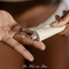 Charger l'image dans la galerie, Un lubrifiant à base d'eau de qualité médicale avec de l'acide hyaluronique et un poids moléculaire élevé qui agit dans les couches les plus superficielles de votre peau et de vos tissus, créant une barrière d'hydratation naturelle.