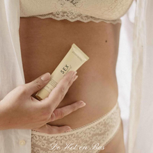 Charger l'image dans la galerie, Cet ingrédient actif hautement hydratant maintient la stabilité de vos niveaux d'eau naturels, préservant ainsi l'hydratation et l'élasticité de votre peau. Le mélange d'eau et d'acide hyaluronique est le combo parfait pour éviter l'inconfort dû aux frottements tout en conservant la vitalité et la lubrification naturelle de votre peau.