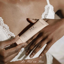 Charger l'image dans la galerie, Outre les nombreux facteurs qui peuvent contribuer à un manque de lubrification (comme votre alimentation et votre niveau de stress, par exemple), les lubrifiants ne sont pas réservés aux personnes ayant une vulve. Ils sont des alliés parfaits pour les jeux en solo, que vous ayez une vulve ou un pénis. Ils s'accordent aussi parfaitement avec votre masseur préféré et, surtout, toutes les zones du corps ne lubrifient pas naturellement et il faut que les choses restent owing (sûres, indolores et amusantes).