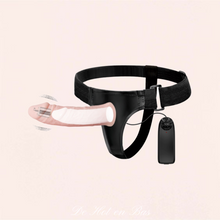 Charger l'image dans la galerie, Un gode ceinture vibrant en silicone de haute qualité pour vos moments intimes à deux. Disponible pour femme et homme car le gode est creux, il permet aux hommes d'utiliser ce sextoy avec leur partenaire.