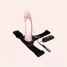 Charger l'image dans la galerie, Ce gode ceinture est de taille convenable, une hauteur de 15 cm et un diamètre de 3 cm pour ce dildo en silicone beige très résistant et doux.