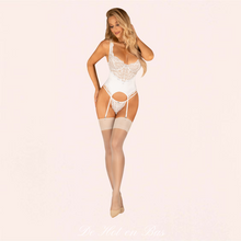 Charger l'image dans la galerie, L'ensemble se compose de deux pièces de lingerie, un string élastique blanc et une guêpière sensuelle moulante avec bretelles larges en dentelle.