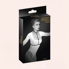 Charger l'image dans la galerie, Cet harnais de corps Pamela en élastique noir confortable est réglable à deux niveaux.