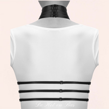 Charger l'image dans la galerie, Cet harnais de corps Julia noir est réglable à l'arrière sur chaque sangle pour un ajustement parfait.