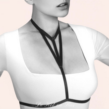 Charger l'image dans la galerie, Habillez votre corps nu ou avec des vêtements avec ce harnais de corps qui habillera le décolleté, un harnais noir en lanières élastiques réglables.