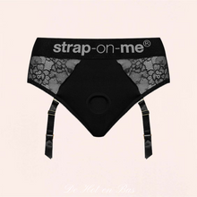 Charger l'image dans la galerie, Prendre le contre-pied, assumer sa sensualité et sa sexualité, c'est la promesse des harnais Strap On Me.