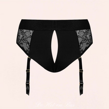 Charger l'image dans la galerie, Véritable pièce de séduction, le harnais est à la fois minimaliste et sophistiqué. Laissez-vous charmer par ces pièces espiègles et ultra sensuelles.