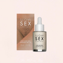 Charger l'image dans la galerie, Une huile sèche brillante à paillette de la gamme Slow Sex pour femme.