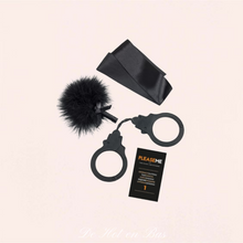 Charger l'image dans la galerie, Le jeu contient un bandeau satiné noir, un plumeau doux et des menottes chic.