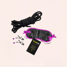 Charger l'image dans la galerie, Le coffret Tease Me comporte une corde, un bandeau pour les yeux et des pinces seins.