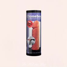 Charger l'image dans la galerie, Cloneboy est un kit super fun pour créer le moulage du sexe de votre partenaire, livré avec un harnais confortable.