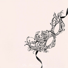 Charger l'image dans la galerie, Le loup Aurore est en broderie souple noir avec un ruban en satin noir pour l'attacher.